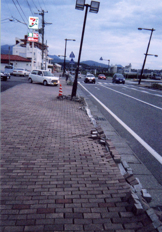 街頭が傾き、歩道の縁石も動きました