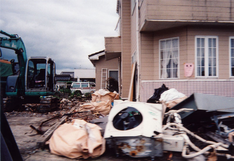 家の前には壊れた家財道具